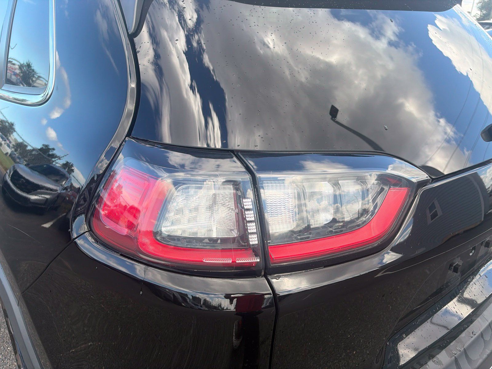 Used 2019 Jeep Cherokee Limited FWD image 16