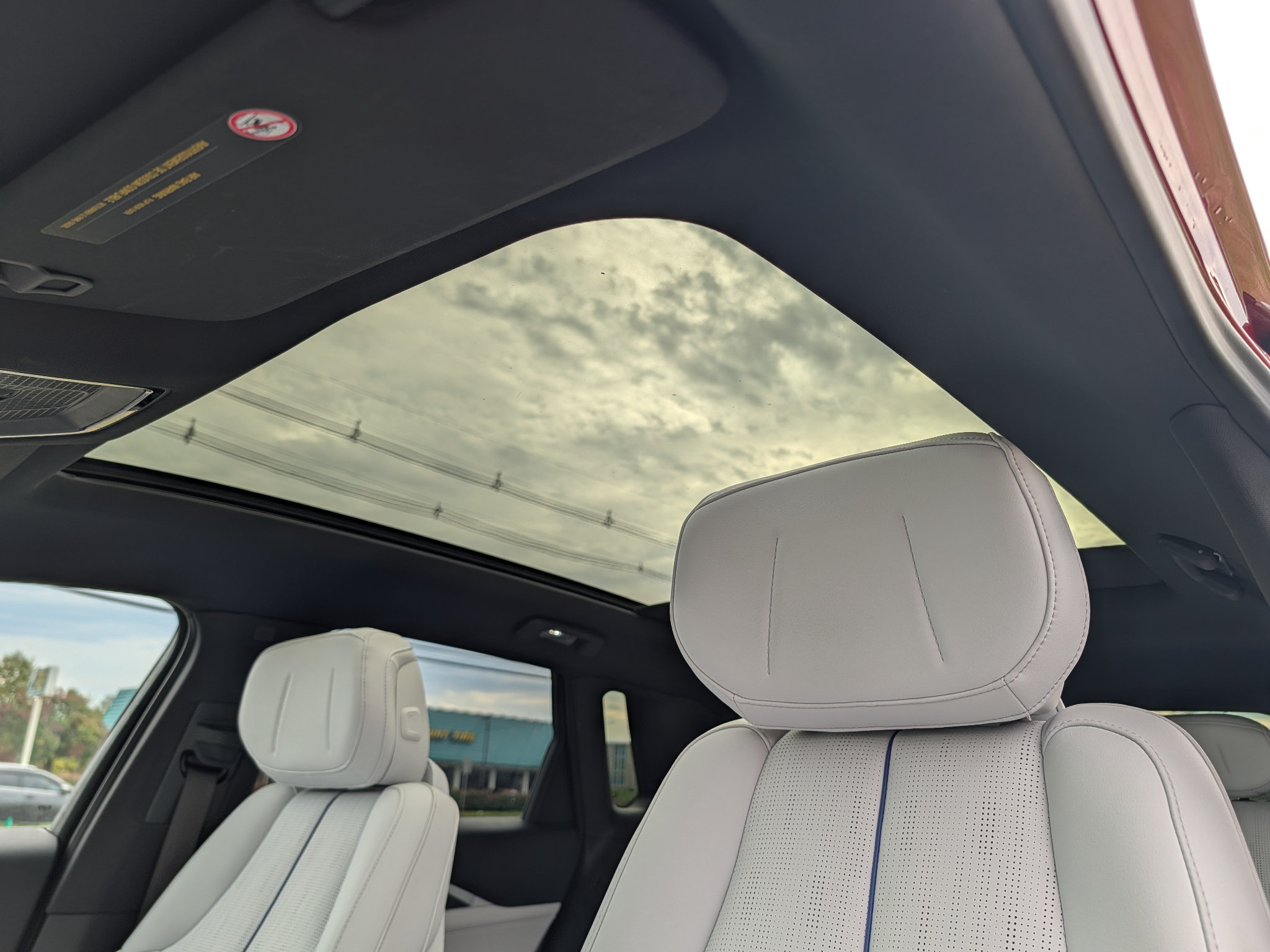 Used 2024 Cadillac Lyriq Luxury AWD/4WD image 16