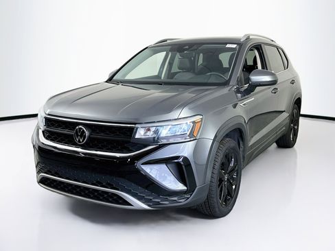 Used 2022 Volkswagen Taos SE FWD image 1