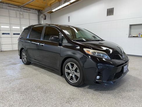 Used 2019 Toyota Sienna SE FWD image 6