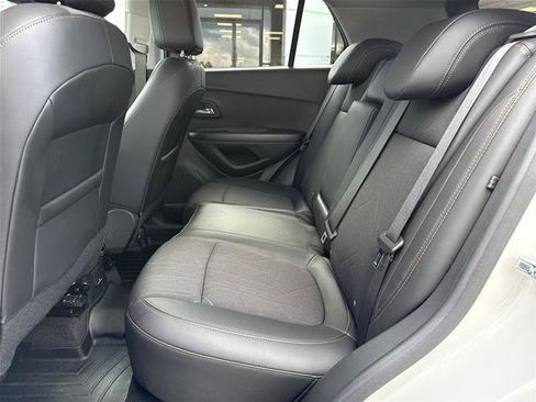 Used 2022 Chevrolet Trax LT w/ LT Convenience Package AWD/4WD image 5