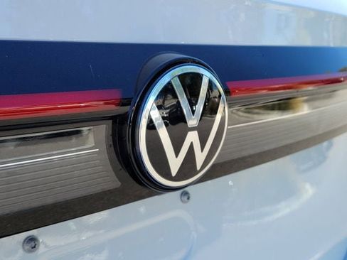New 2026 Volkswagen Taos SE FWD image 8
