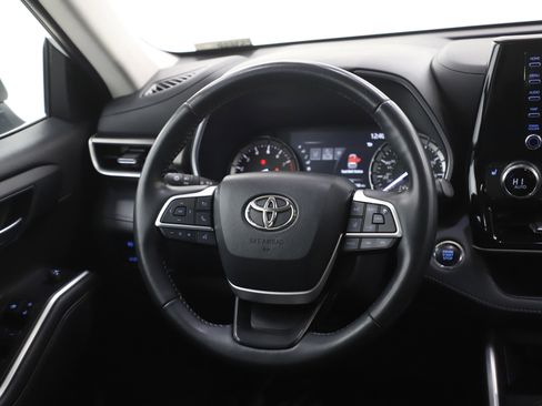 Used 2022 Toyota Highlander XLE image 15