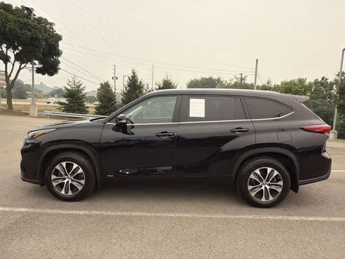 Used 2023 Toyota Highlander XLE AWD/4WD image 2