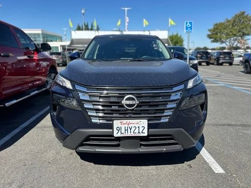 Used 2024 Nissan Rogue SV FWD image 2