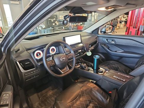 Used 2025 Nissan Rogue SL w/ SL Premium Package AWD/4WD image 5