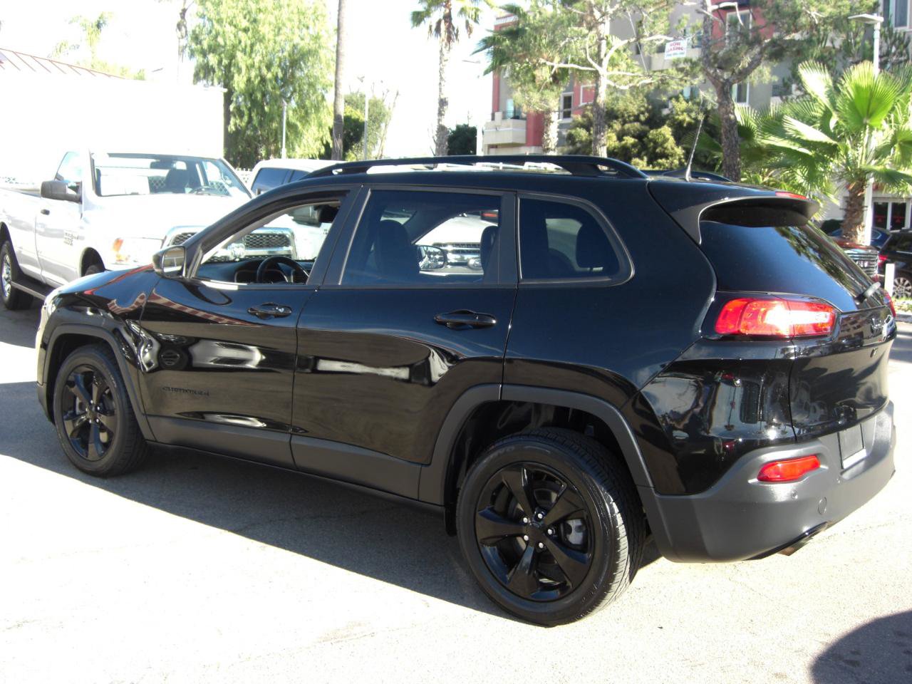 Used 2018 Jeep Cherokee Limited w/ High Altitude Package FWD image 11