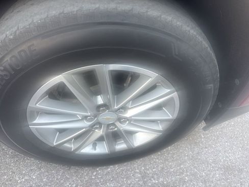 Used 2023 Chevrolet Traverse LT image 9