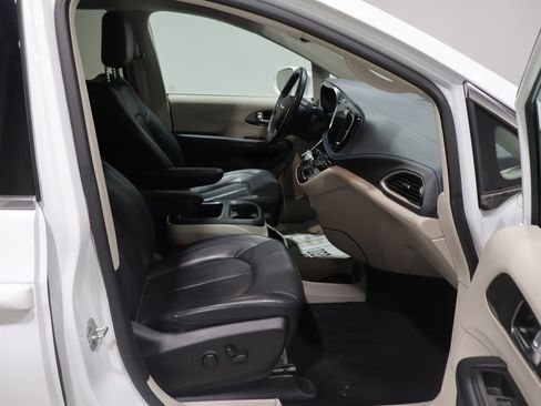 Used 2021 Chrysler Pacifica Touring-L w/ Uconnect Theater Family Group FWD image 24