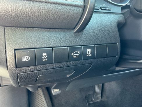 Used 2020 Toyota Camry SE FWD image 30