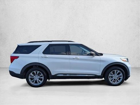 Used 2023 Ford Explorer XLT w/ Equipment Group 202A AWD/4WD image 4