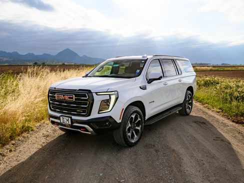 Used 2025 GMC Yukon XL AT4 AWD/4WD image 9