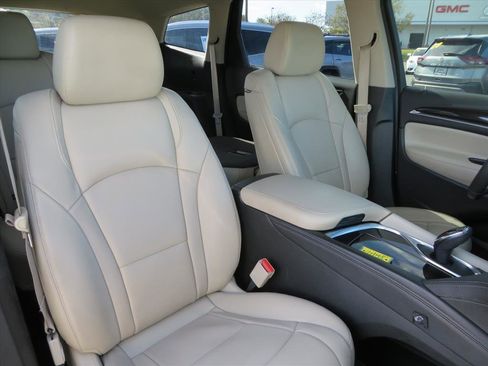 Used 2020 Buick Enclave Essence image 8