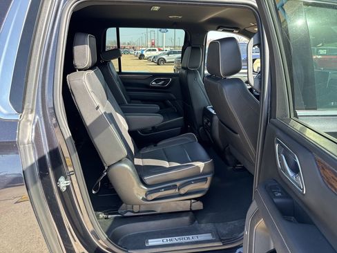 Used 2023 Chevrolet Suburban Premier image 12