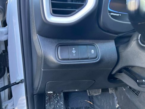 Used 2025 Hyundai Venue Limited image 19