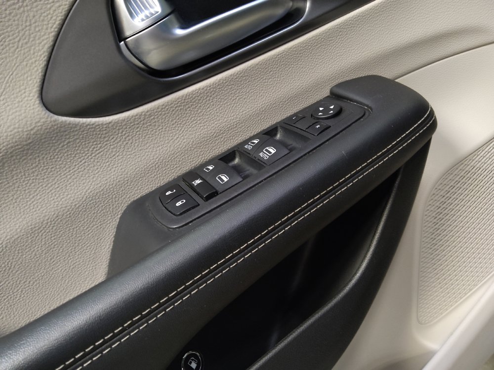 Used 2023 Chrysler Pacifica Touring-L FWD image 27