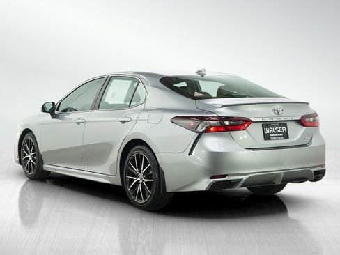 Used 2023 Toyota Camry SE image 3