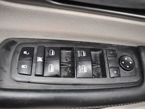 Used 2024 Chrysler Pacifica Touring-L image 15