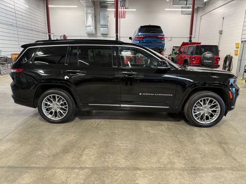 Used 2025 Jeep Grand Cherokee L Summit w/ Luxury Tech Group V AWD/4WD image 6