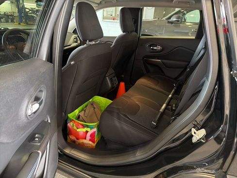 Used 2019 Jeep Cherokee Latitude w/ Popular Appearance Group image 6