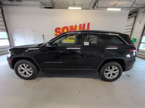 Used 2023 Jeep Grand Cherokee Limited AWD/4WD image 2