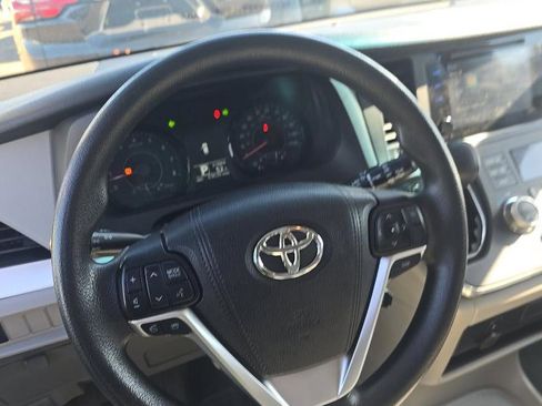 Used 2017 Toyota Sienna LE FWD image 12
