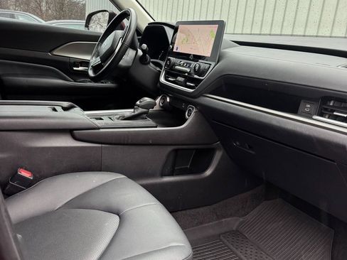 Used 2024 Toyota Grand Highlander AWD image 11