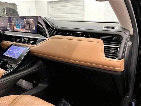 Used 2025 INFINITI QX80 Sensory image 17