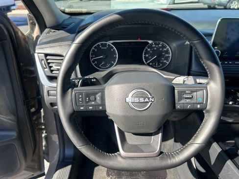 Used 2025 Nissan Rogue SV image 17