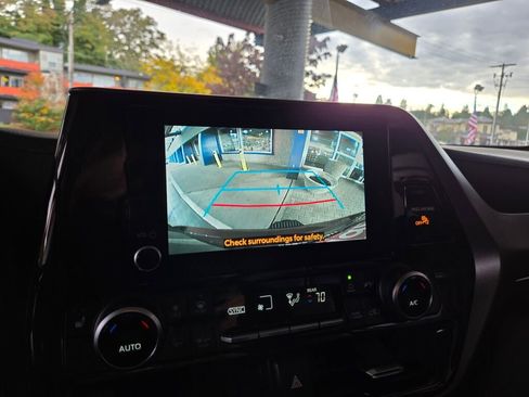 Used 2024 Toyota Highlander XLE image 15