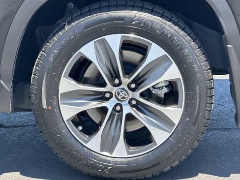 Used 2023 Toyota Highlander XLE FWD image 32