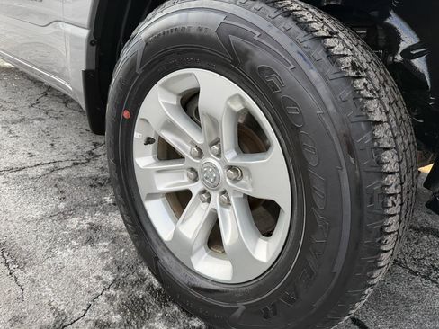 Used 2024 RAM 1500 Laramie AWD/4WD image 9