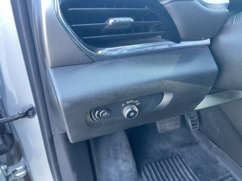 Used 2022 Chevrolet Traverse LT image 27