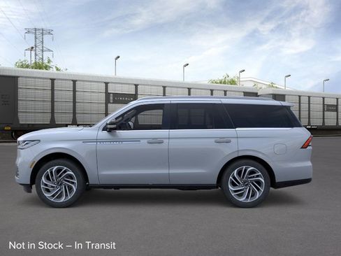 New 2026 Lincoln Navigator Reserve image 3
