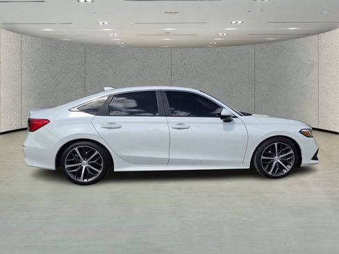 Used 2022 Honda Civic Touring image 2