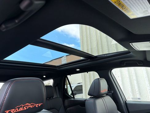 Used 2025 Honda Pilot TrailSport image 14