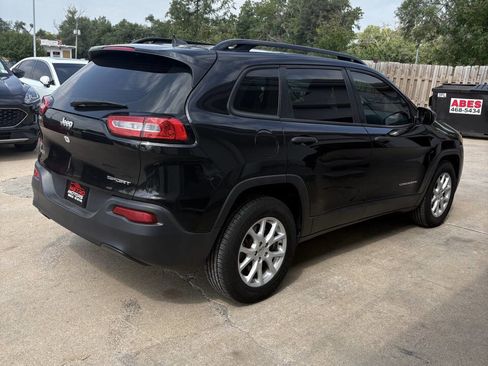 Used 2016 Jeep Cherokee Sport image 4