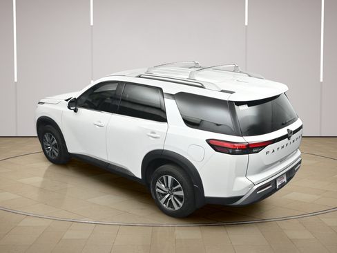Certified 2025 Nissan Pathfinder SL FWD image 37