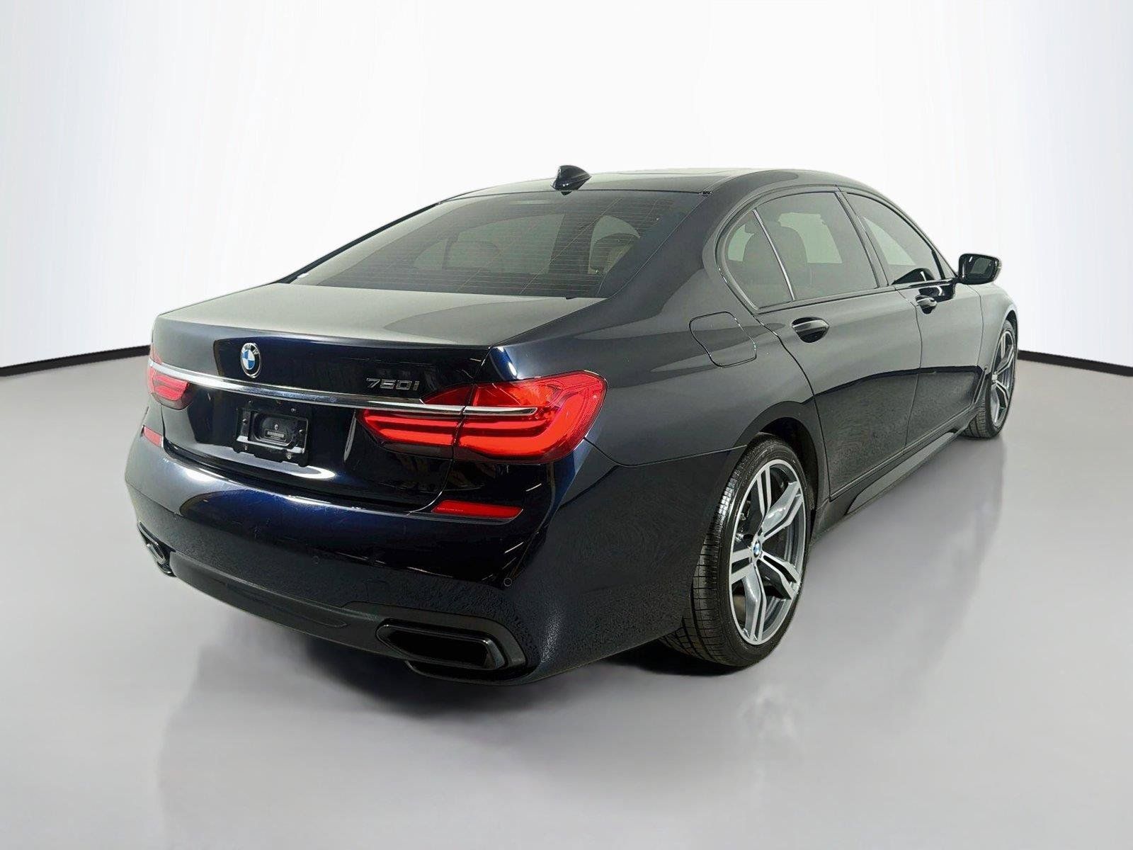 Used 2019 BMW 750i w/ M Sport Package RWD image 5