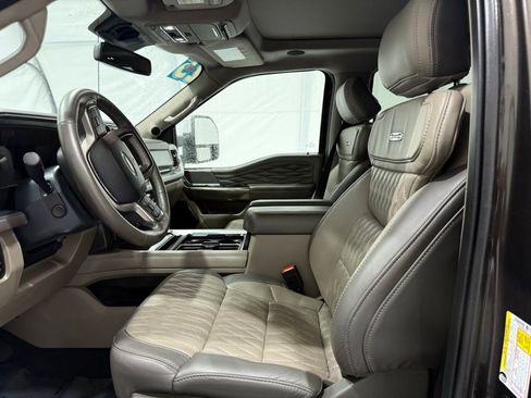 Certified 2025 Ford F450 Platinum w/ Platinum Plus Package image 13