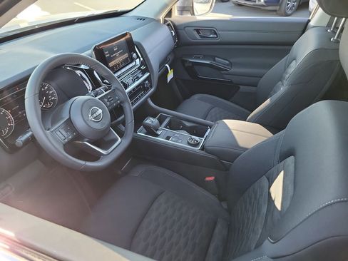 New 2025 Nissan Pathfinder SV image 9