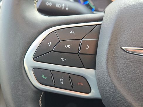 Certified 2024 Chrysler Pacifica Select image 33