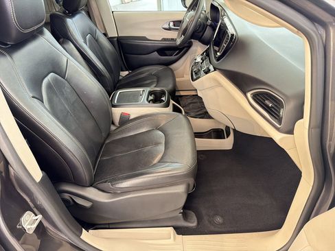 Used 2022 Chrysler Pacifica Touring-L image 30