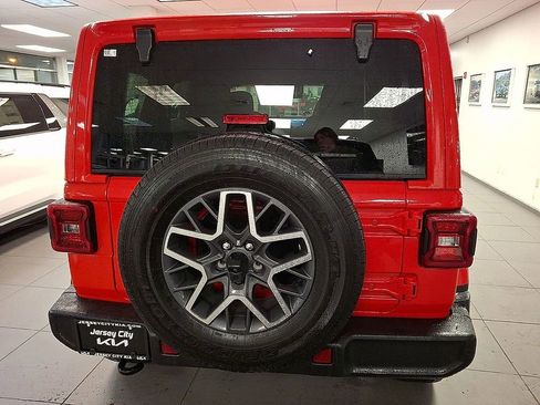 Used 2024 Jeep Wrangler Sahara image 5