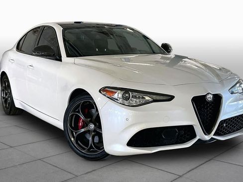 Used 2017 Alfa Romeo Giulia Ti w/ TI 19" Sport Package AWD/4WD image 2