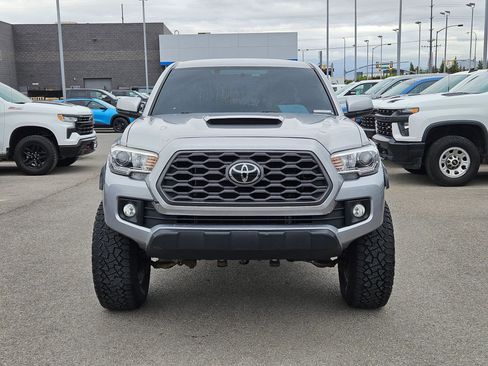 Used 2017 Toyota Tacoma TRD Sport w/ Tow Package (A/T) AWD/4WD image 9