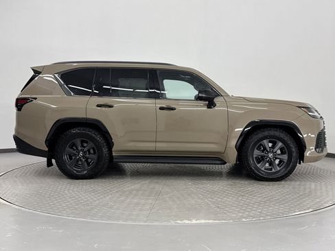 New 2025 Lexus LX 700h Overtrail image 8