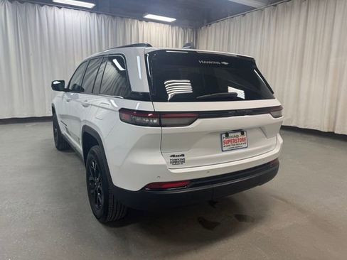 Used 2025 Jeep Grand Cherokee Altitude AWD/4WD image 7