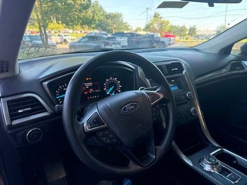 Used 2017 Ford Fusion SE FWD image 8