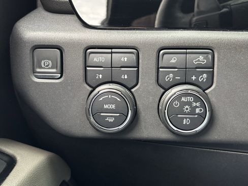 Used 2023 Chevrolet Silverado 1500 ZR2 image 4